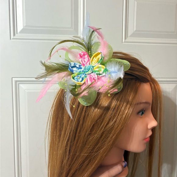 Cheek to cheek fascinator - Picture 2 of 3